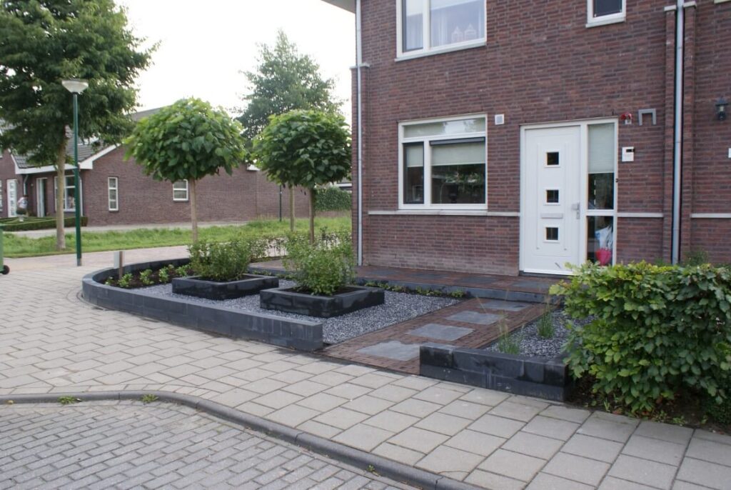 strakke voortuin met grind