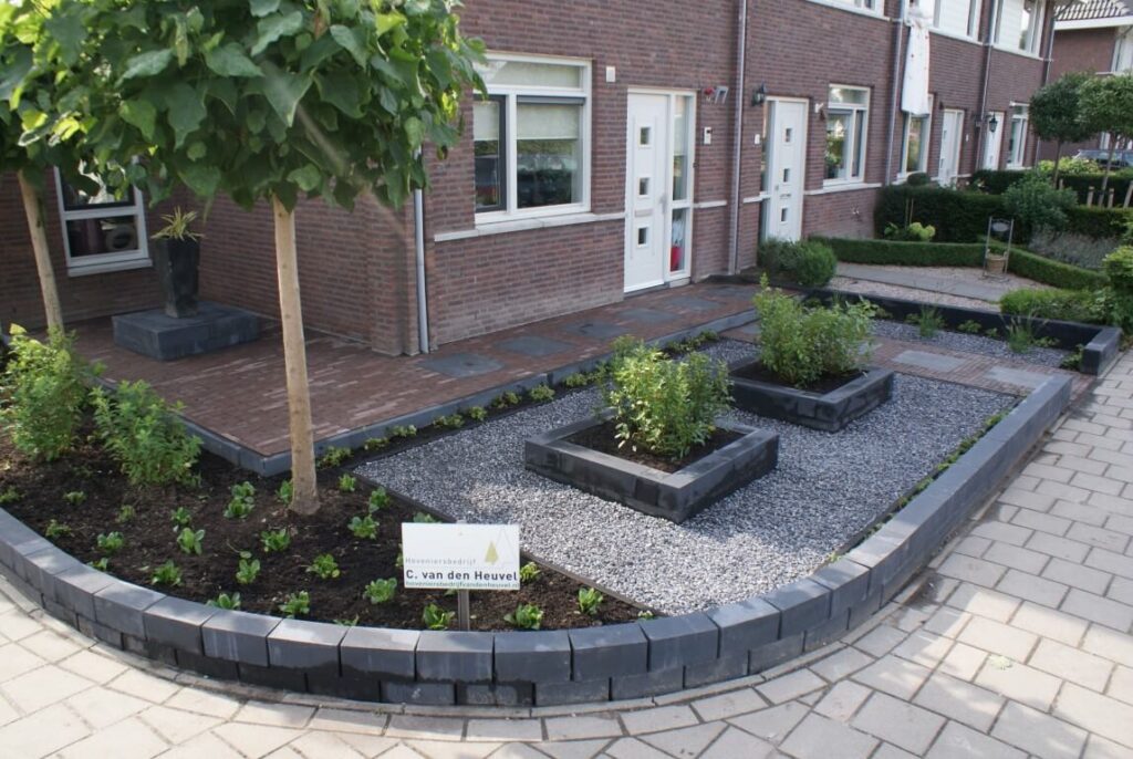 strakke voortuin met grind