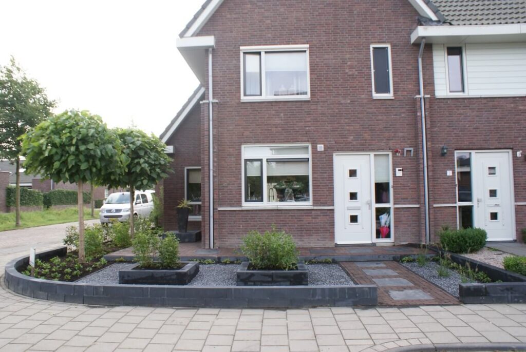 strakke voortuin met grind