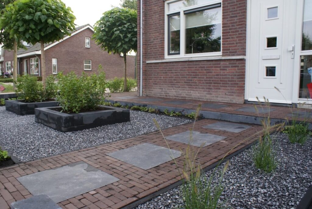 strakke voortuin met grind