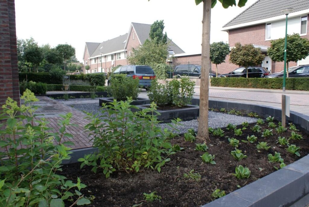 strakke voortuin met grind