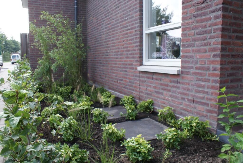 strakke voortuin met grind