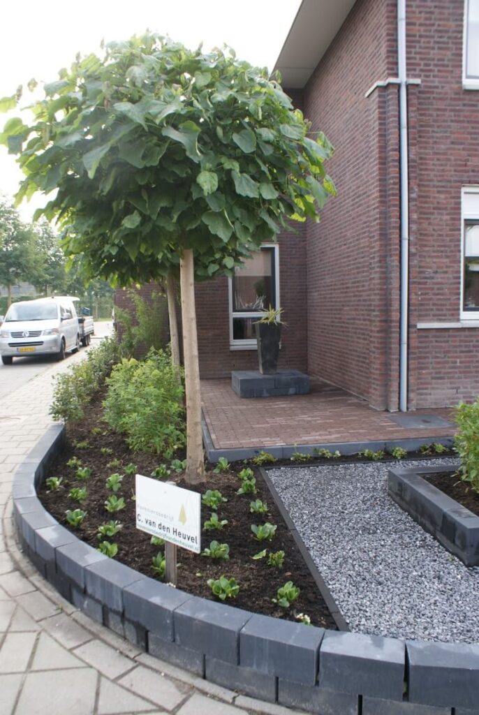 strakke voortuin met grind
