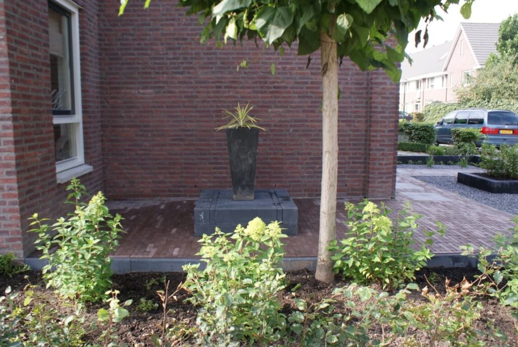 strakke voortuin met grind