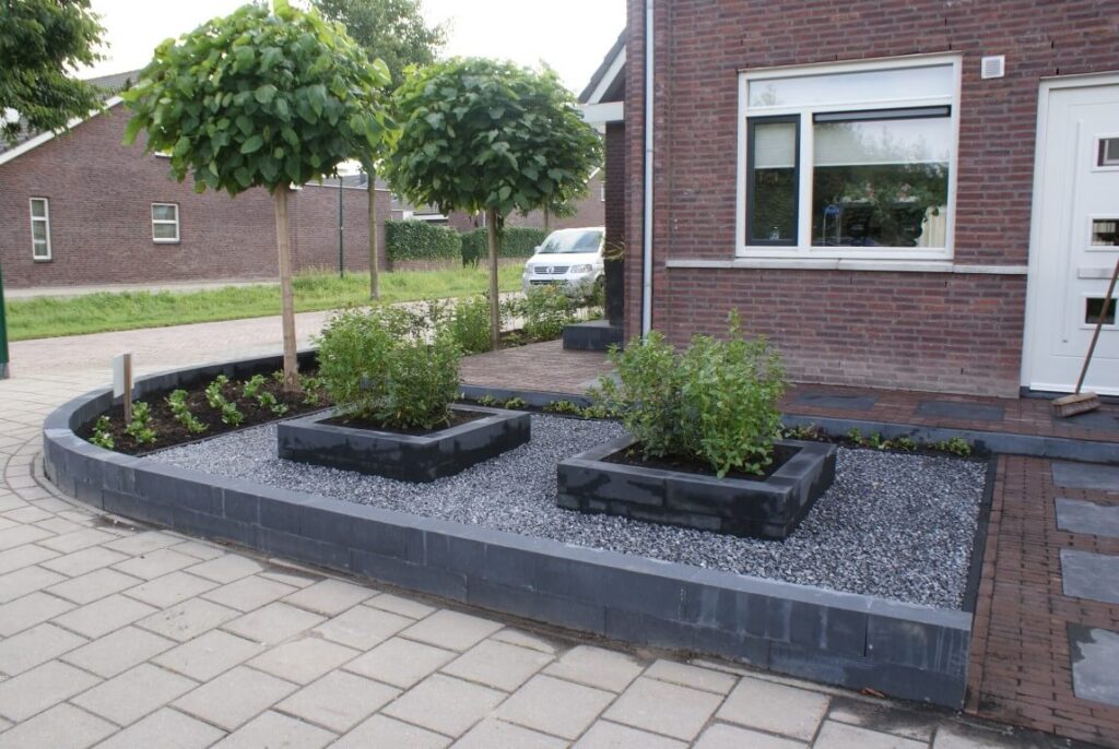 strakke voortuin met grind