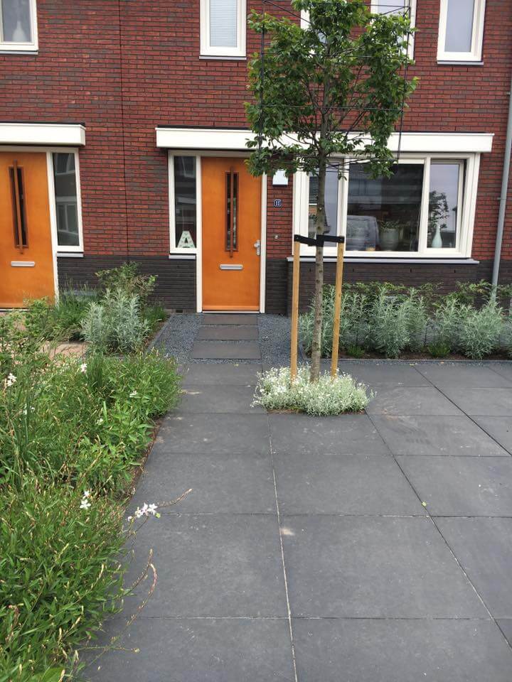 tuin met kunstgras en tegels