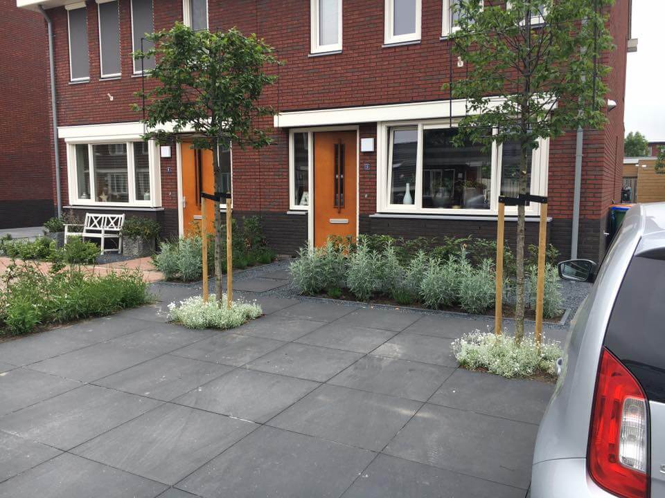 tuin met kunstgras en tegels