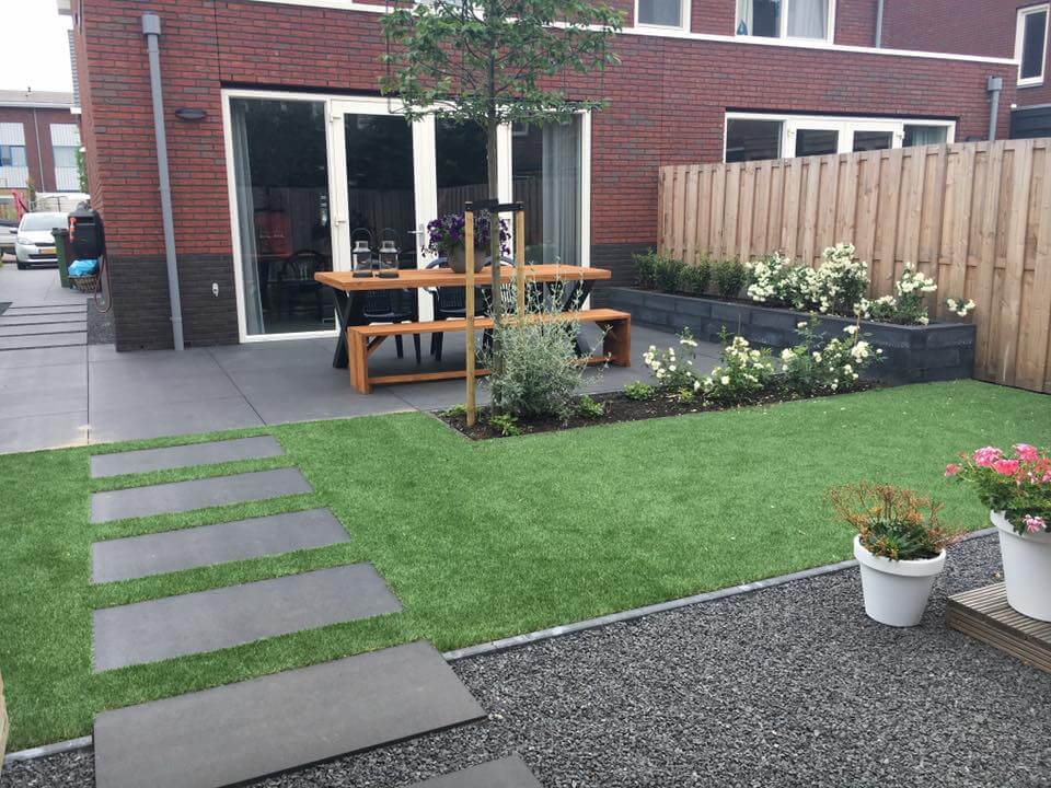 tuin met kunstgras en tegels