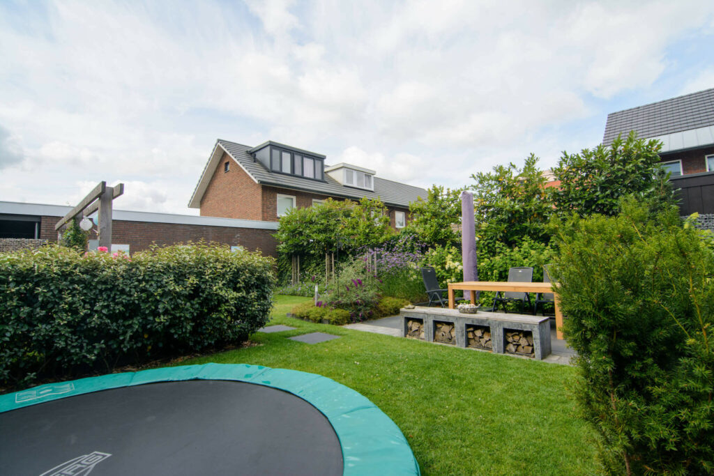 tuin met trampoline