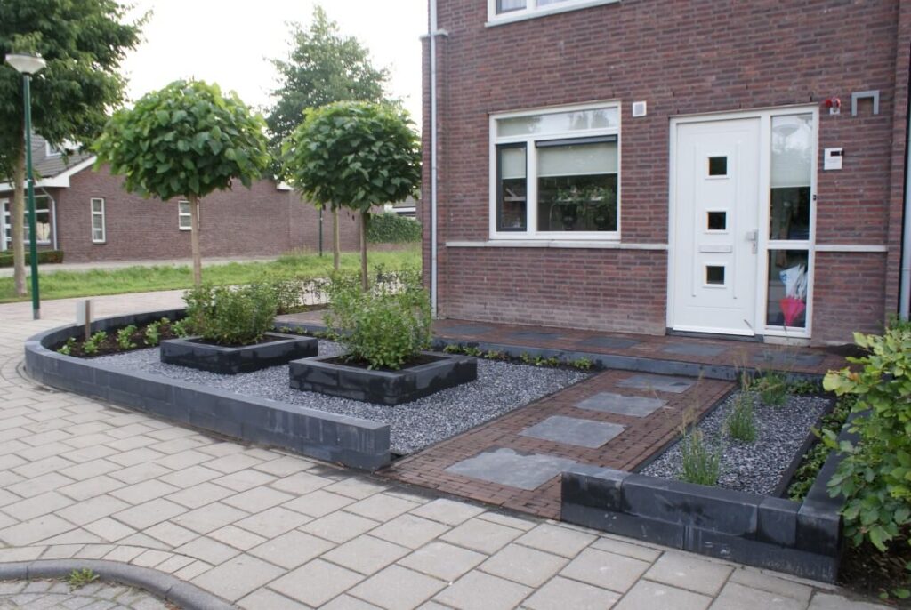 strakke voortuin met grind
