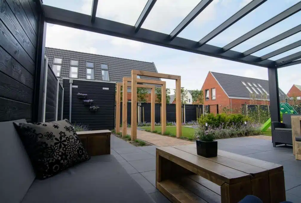 Strakke-bloemrijke-achtertuin-met-cortenstaal-vijver-en-bloembakken-32-min